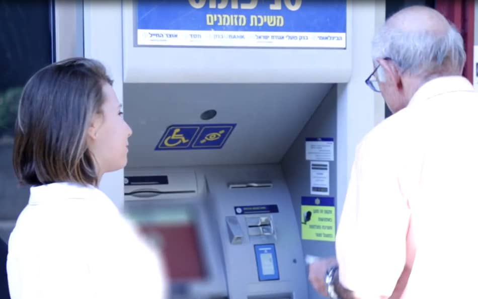 דיילות שירות לקוחות בנק מסד