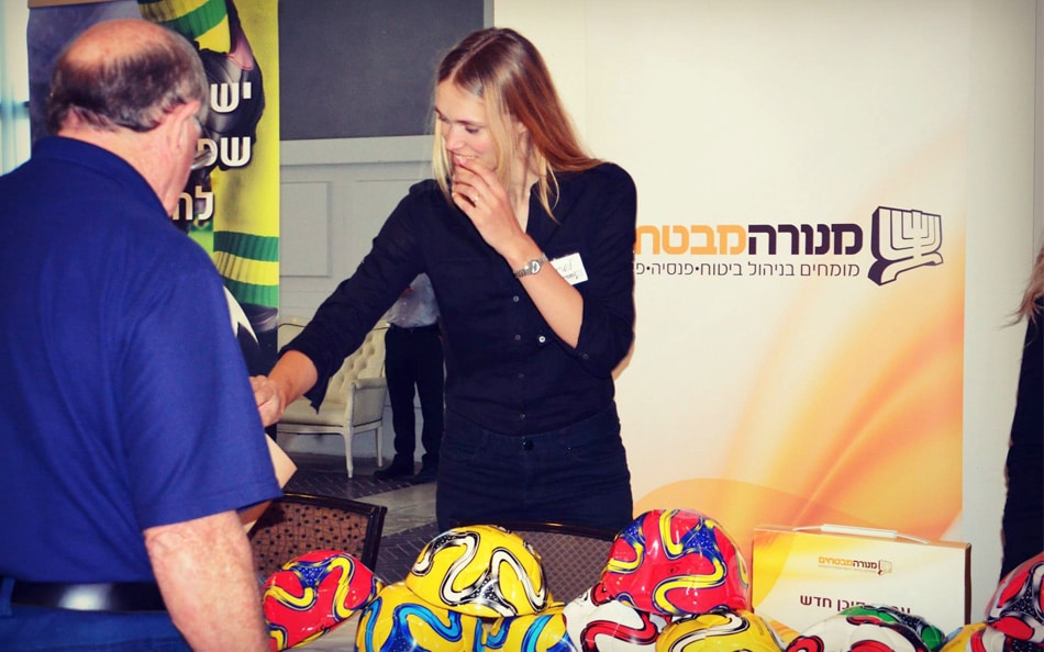 דיילות קידום מכירות, איסוף לידים - מנורה מבטחים