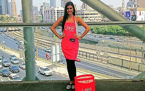 דיילות קידום מכירות לקה - חלוקת עלונים