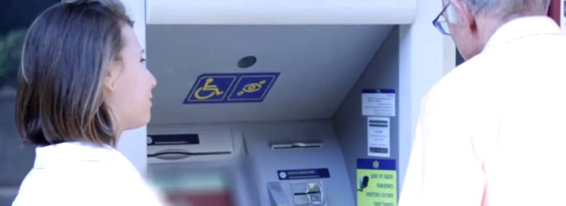 דיילות שירות לקוחות בנק מסד