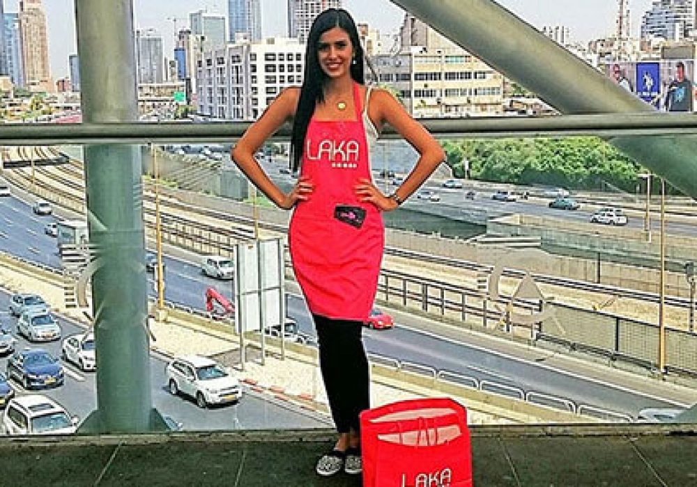 דיילות קידום מכירות לקה - חלוקת עלונים